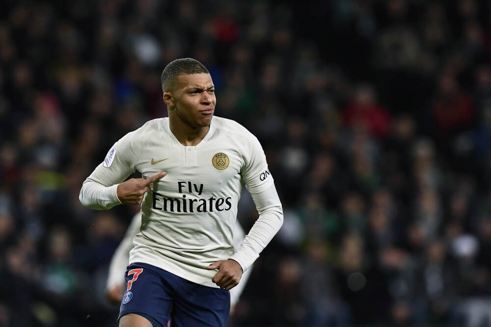 维尼修斯被换下惹争议？神父给出忏悔方案：去教堂做发早餐服务​